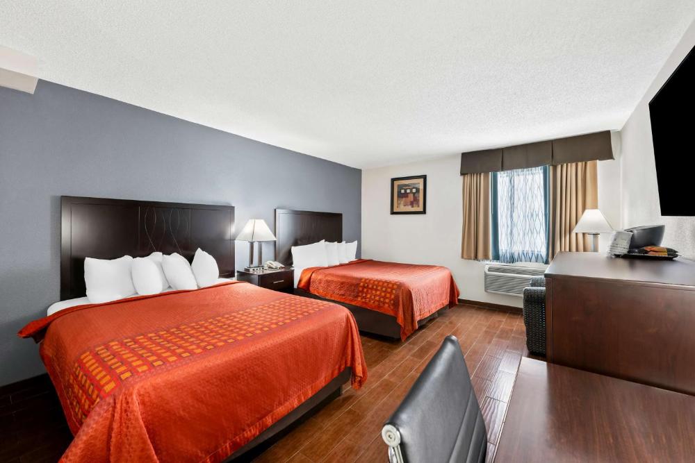 Queen Room with Two Queen Beds - Non-Smoking interior